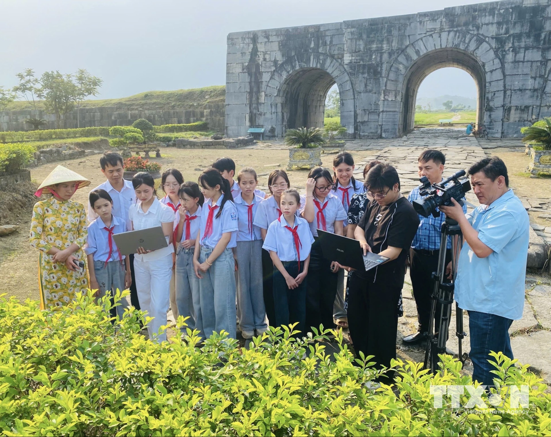 Trong ảnh Học sinh trường Trung học cơ sở Vĩnh Lộc phân hiệu 1 (xã Vĩnh Lộc) tham quan, tìm hiểu tại Di sản Thành nhà Hồ. (Ảnh: Hoa Mai/TTXVN)